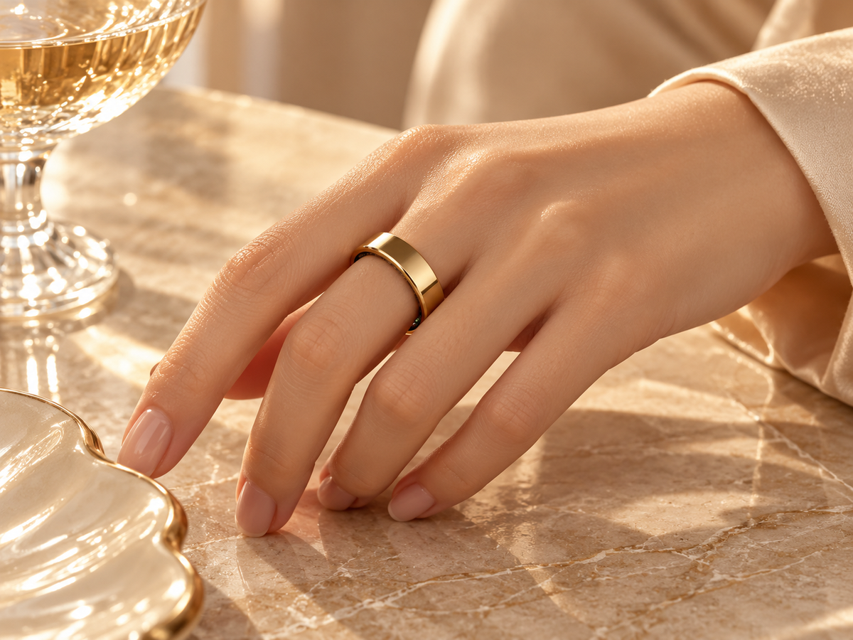 Moonphase Smart Ring in gold on a woman's hand